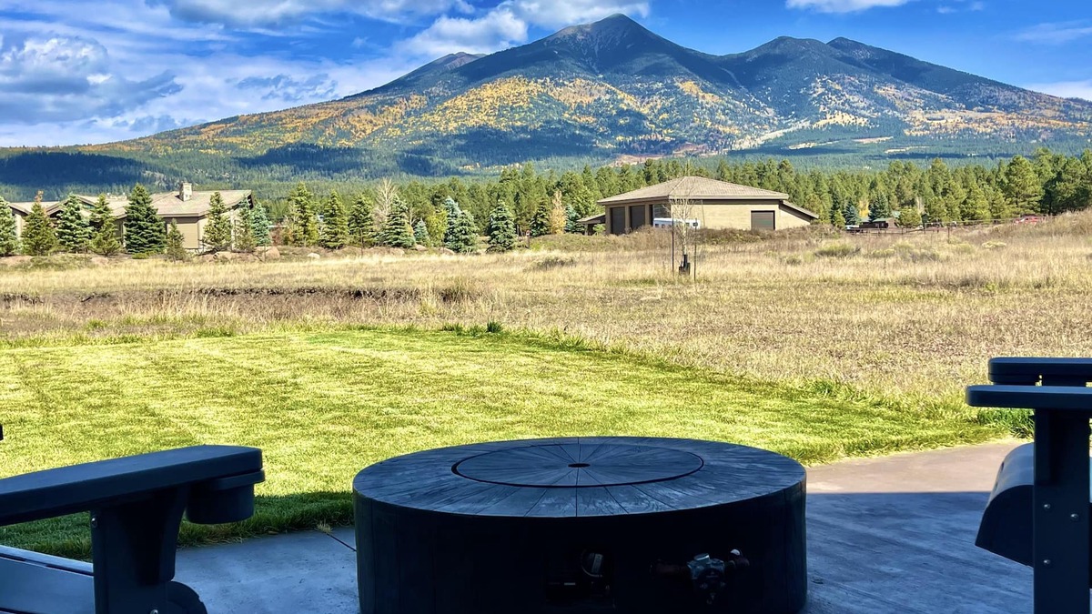 Fort Valley House | The Mustard Seed-Conveniently located w/gorgeous views @ the base of Snowbowl!