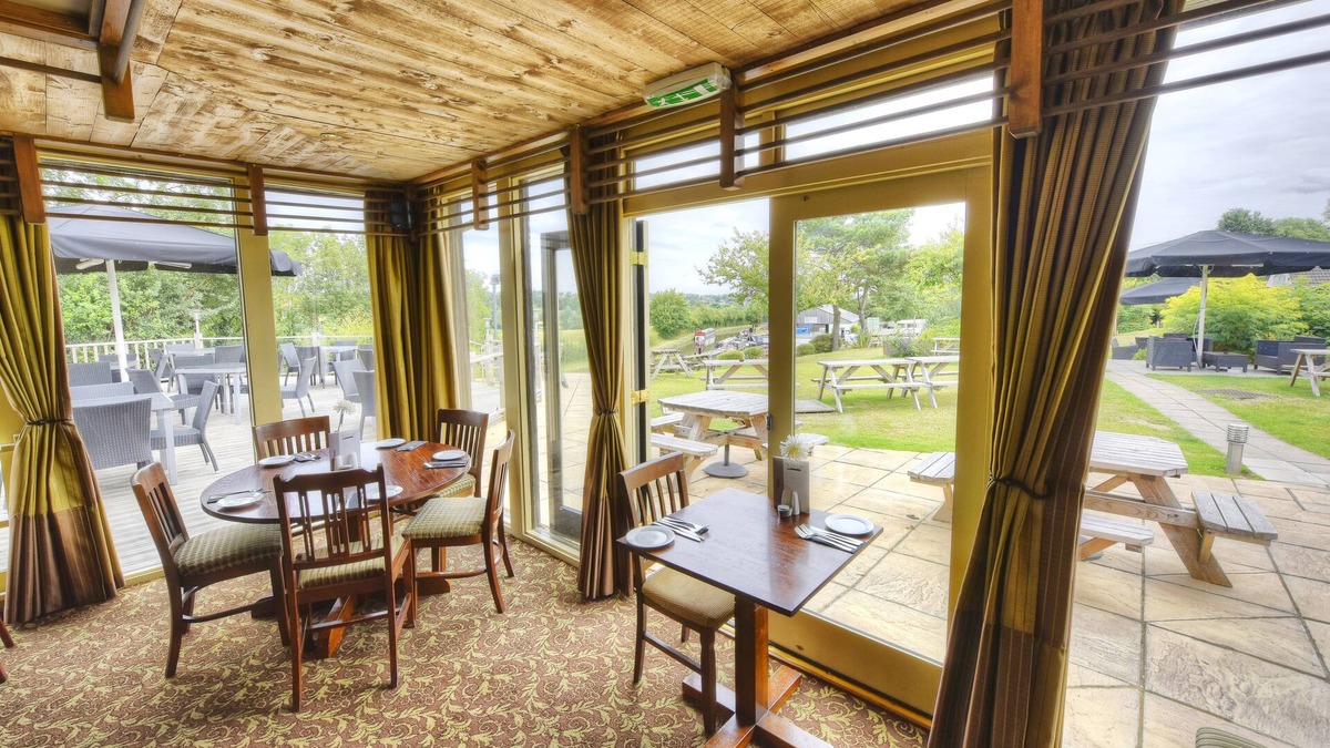 Pottersbury Hotel | The Narrowboat At Weedon