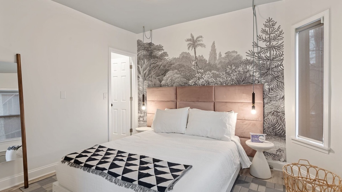 Park West Hotel | The Neighborhood Hotel - Lincoln Park Coach House - One Bedroom