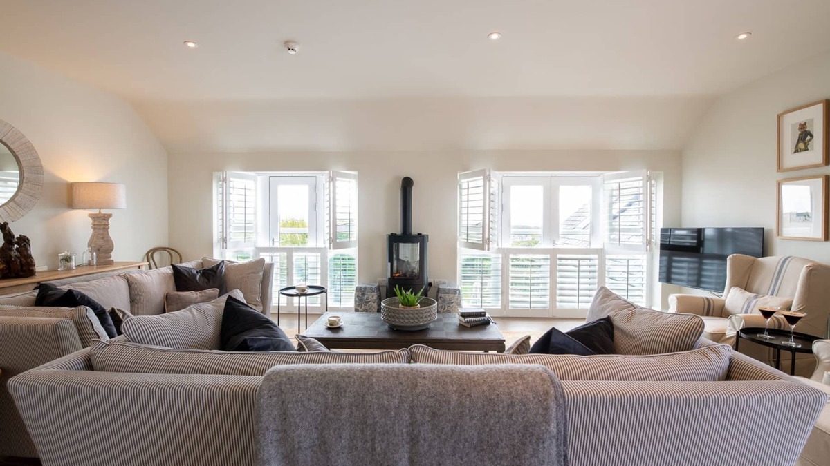 Rhoscolyn Apartment | The Nest at The White Eagle : Stylish 4-Bed Coastal Escape in Rhoscolyn | Managed by Anglesey Holida