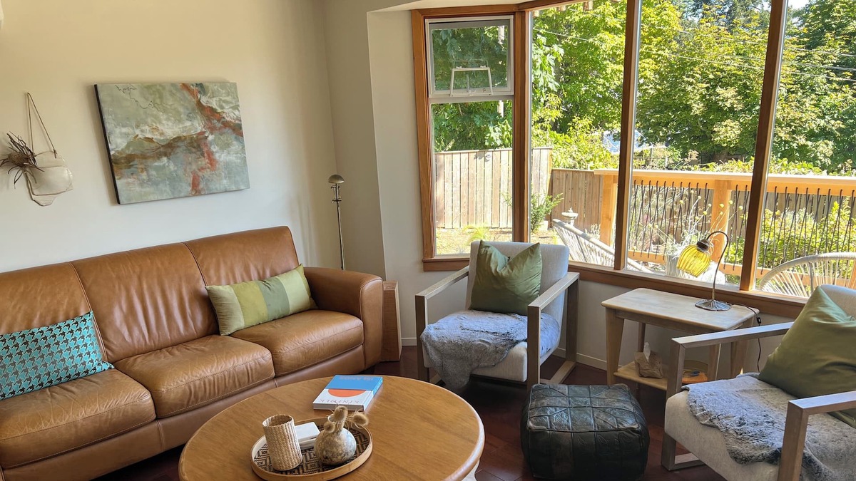 Crofton Cabin | The Nest: Cozy Seaside Retreat in Maple Bay