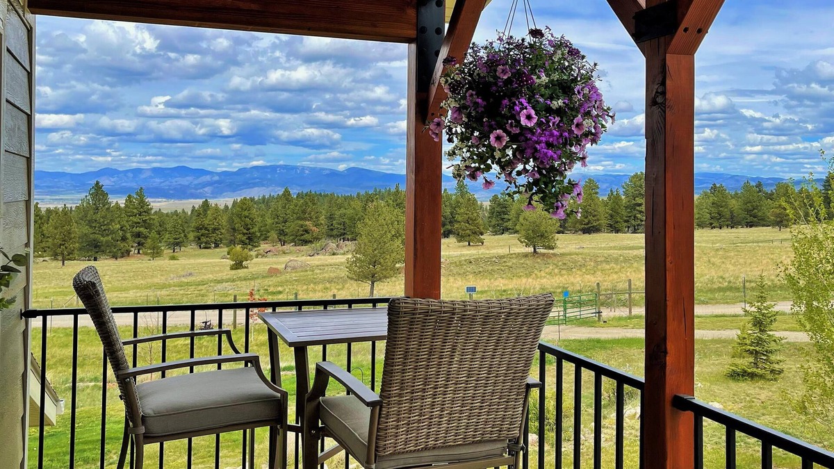 Montana City Apartment | "THE NEST" Quiet Lovely Studio with Amazing Views!