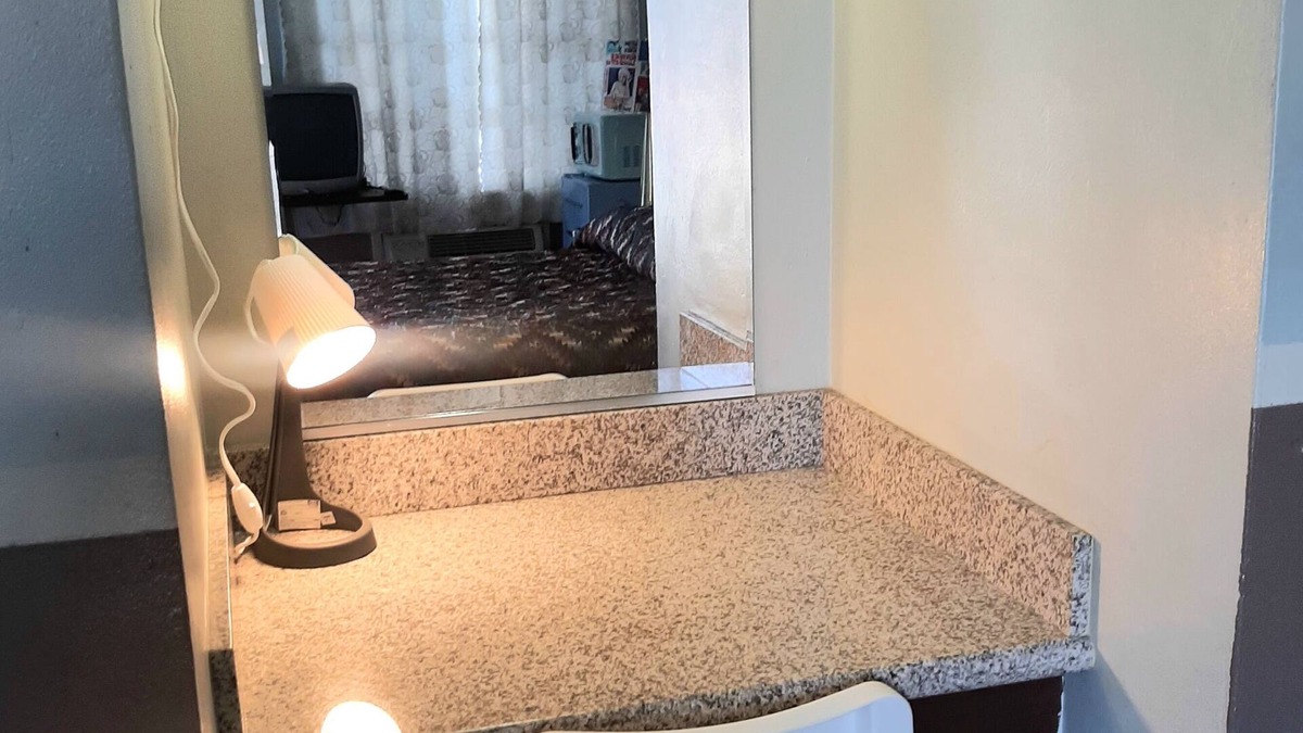 Moreno Valley Apartment | The New Star Motel with Studio-Kitchens: 1950s Extended-Stay Lodging and Retreat Center