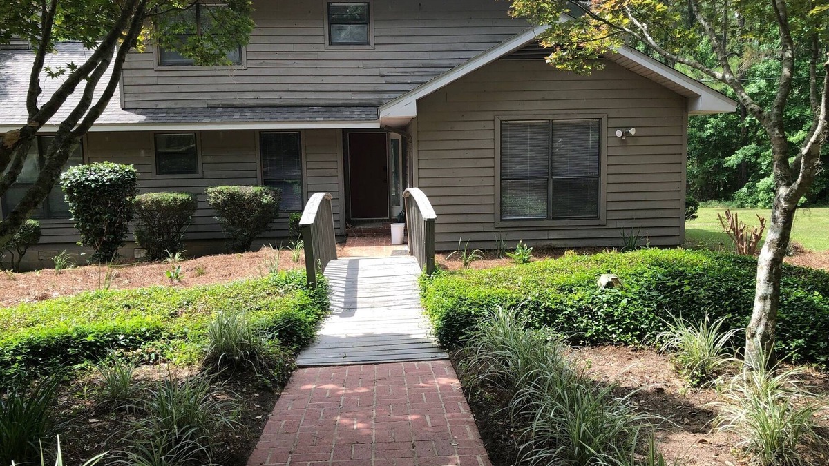 Monticello House | The newly renovated Serenade Oaks Country Home is beautifully designed!