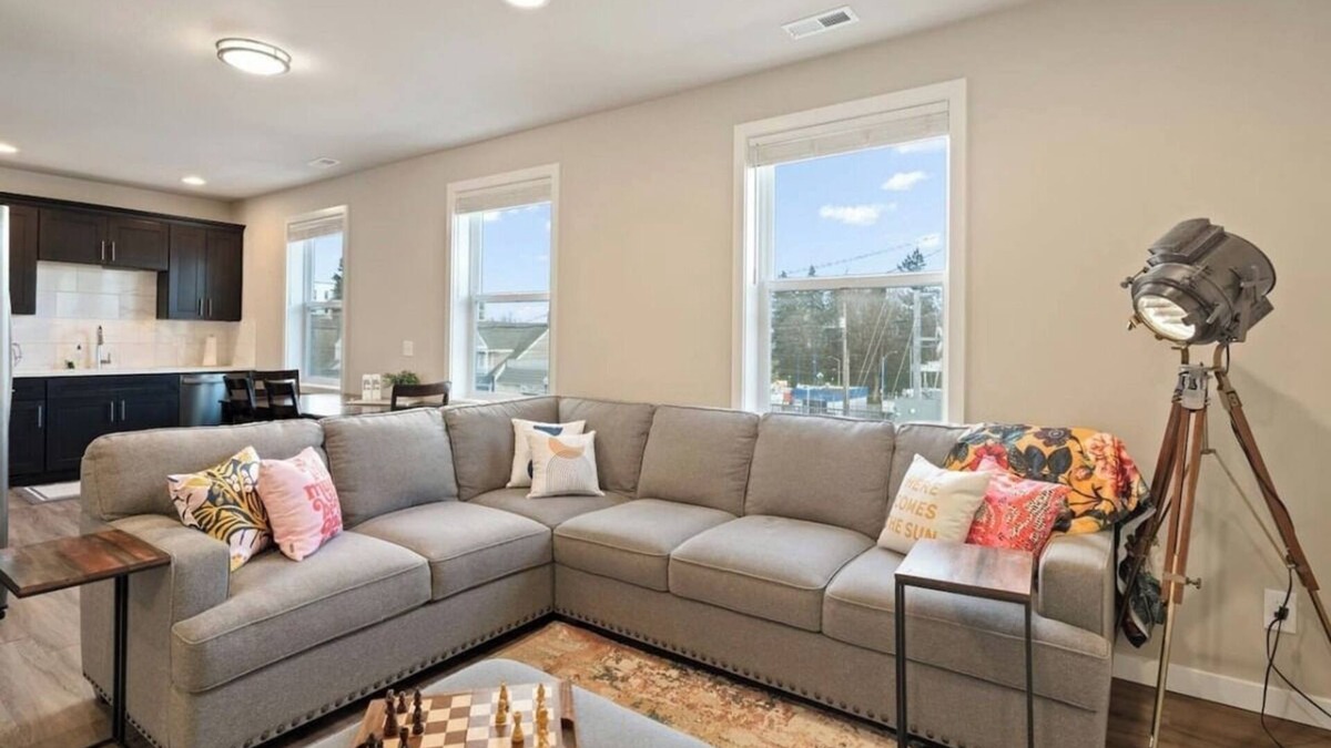 Stadium District Apartment | The Nook - Cozy city living steps from Tacoma’s waterfront, dining, and culture.