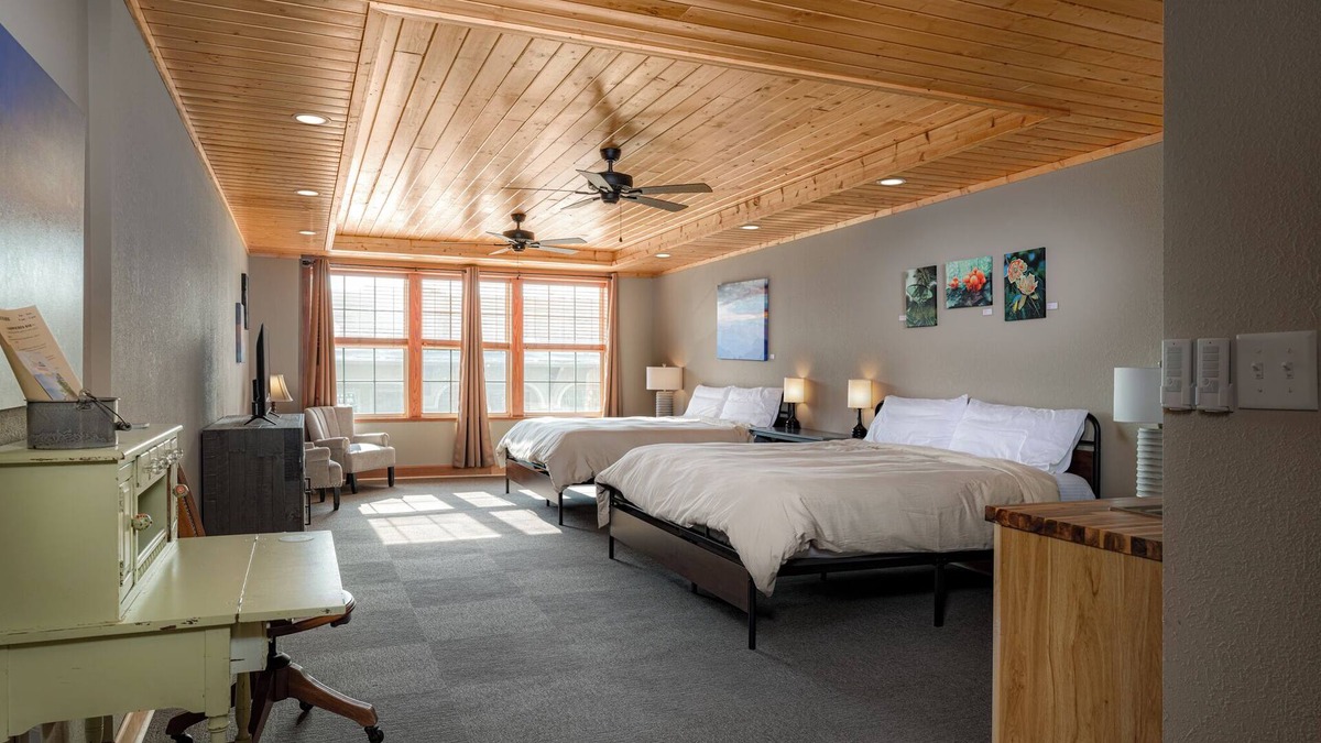 Burnsville Hotel | The NuWray Hotel & Carriage House