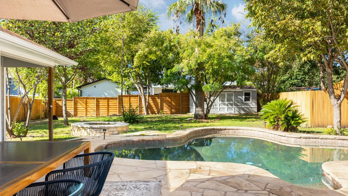 Highland Park West House | The Oak Haven - 3BR with Pool, Billiards & Arcade