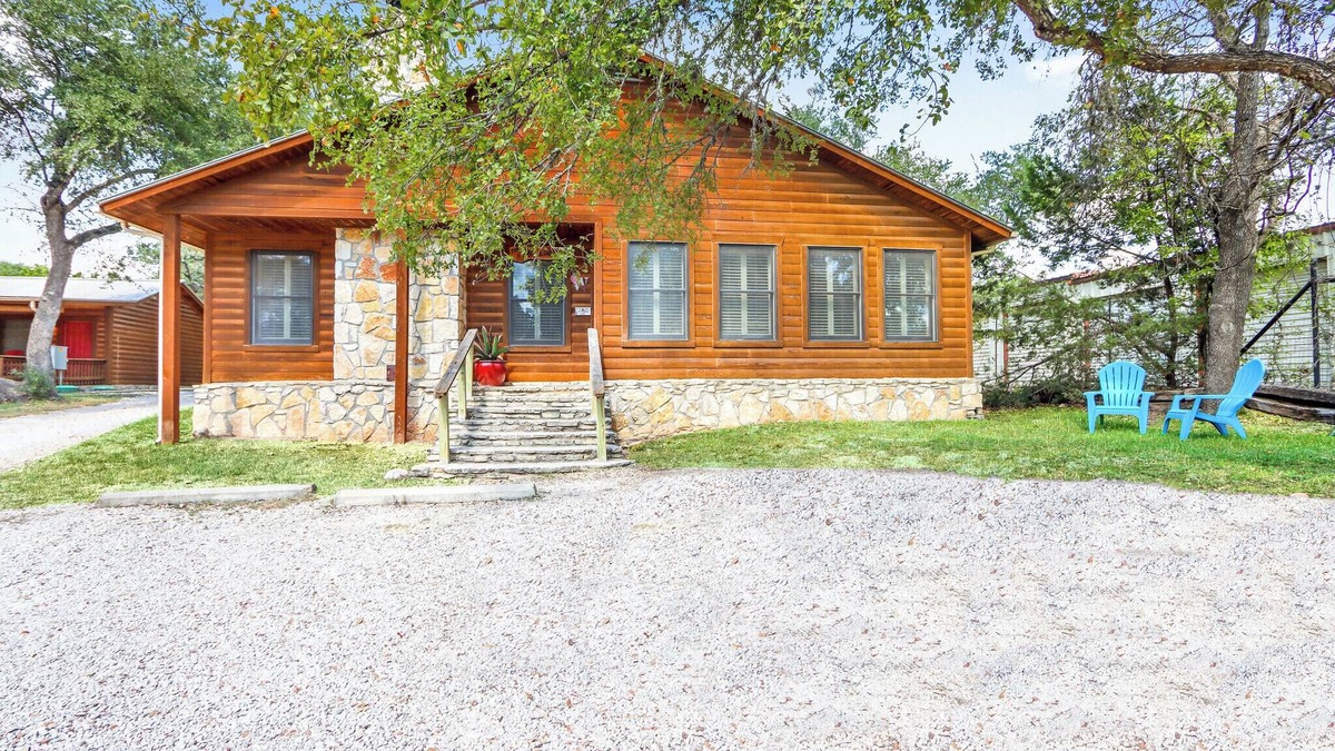 Wimberley House | The Oak Lodge - 3 Bedroom Cabin with Swimming Pool Access! Close to Downtown