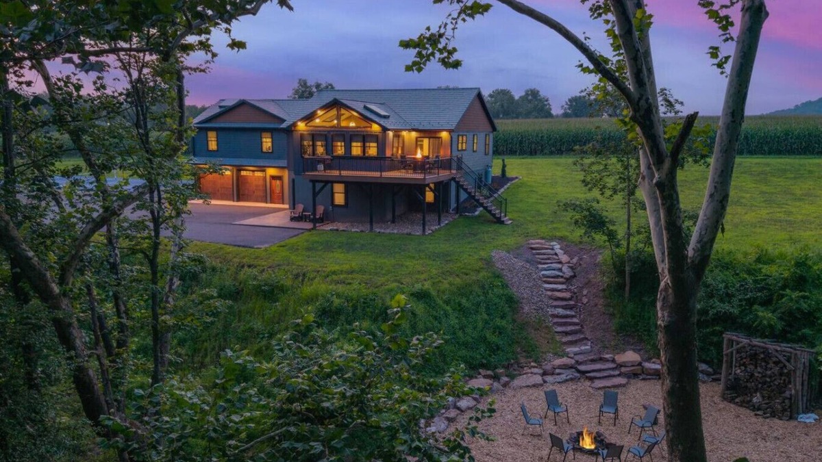 Loyalton House | The Oakdale Retreat with Pickleball Court