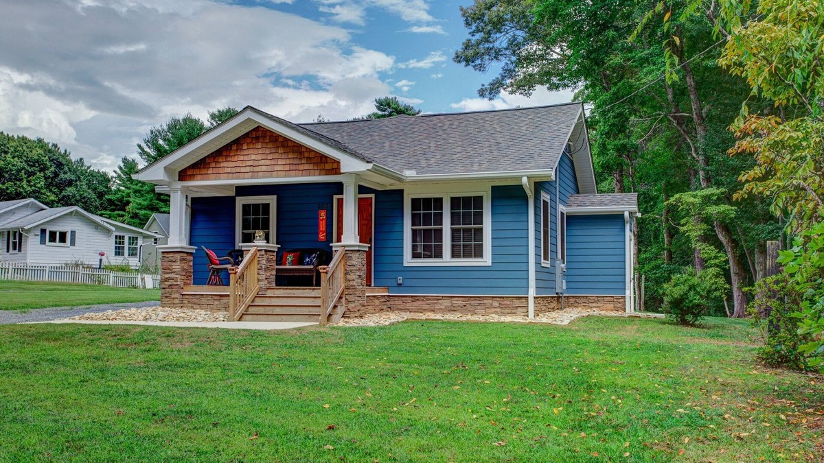 Oakley House | The Oakley House | Quaint, Cabin-Themed Home in Asheville | Close to the Biltmore Estate