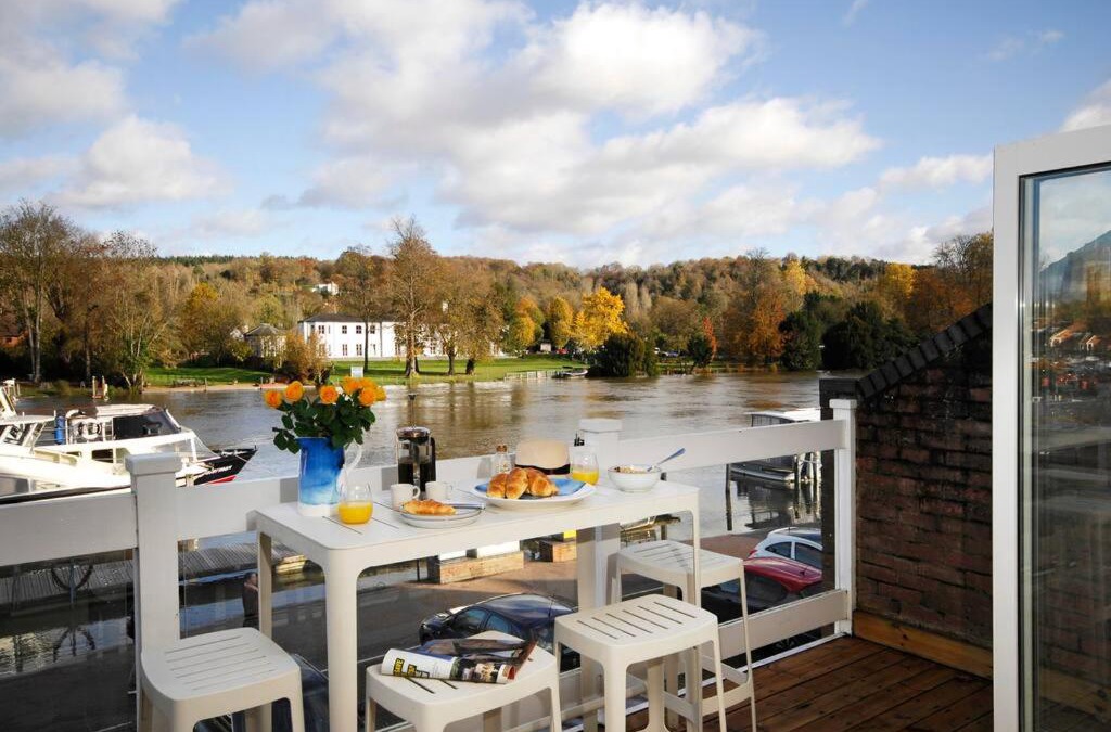 Henley House | The Oars - Riverfront Property