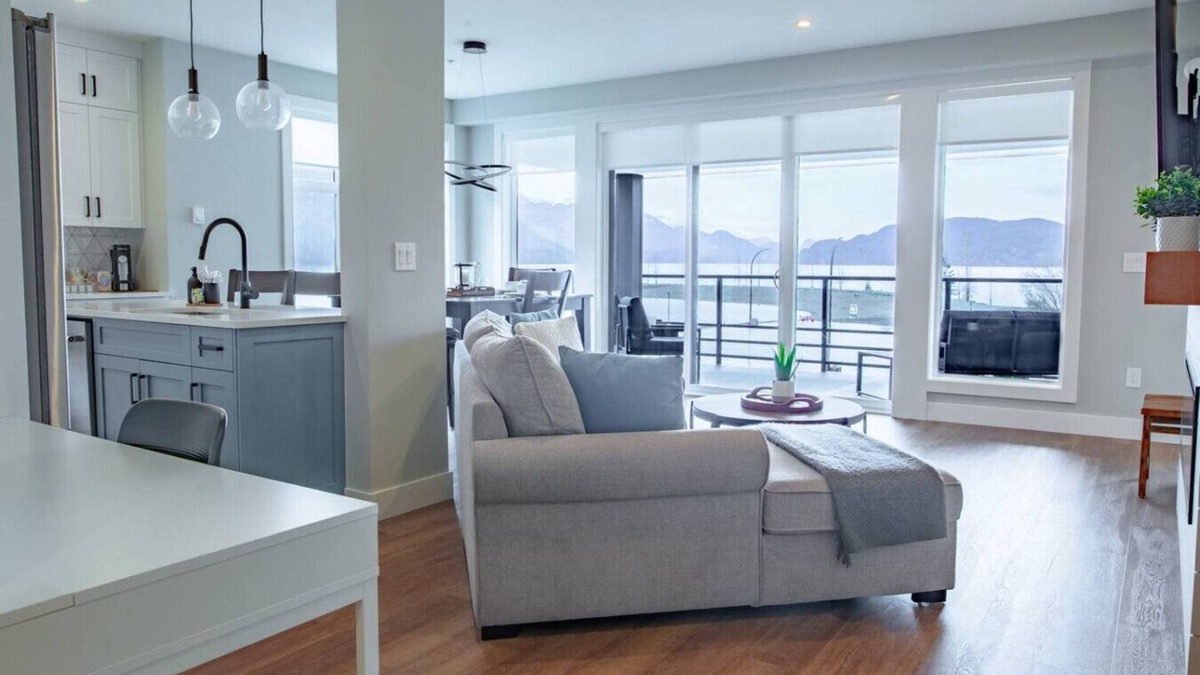 Harrison Hot Springs Apartment | The Oasis | Lake + Mtn Views + Fireplace + Sleeps 6
