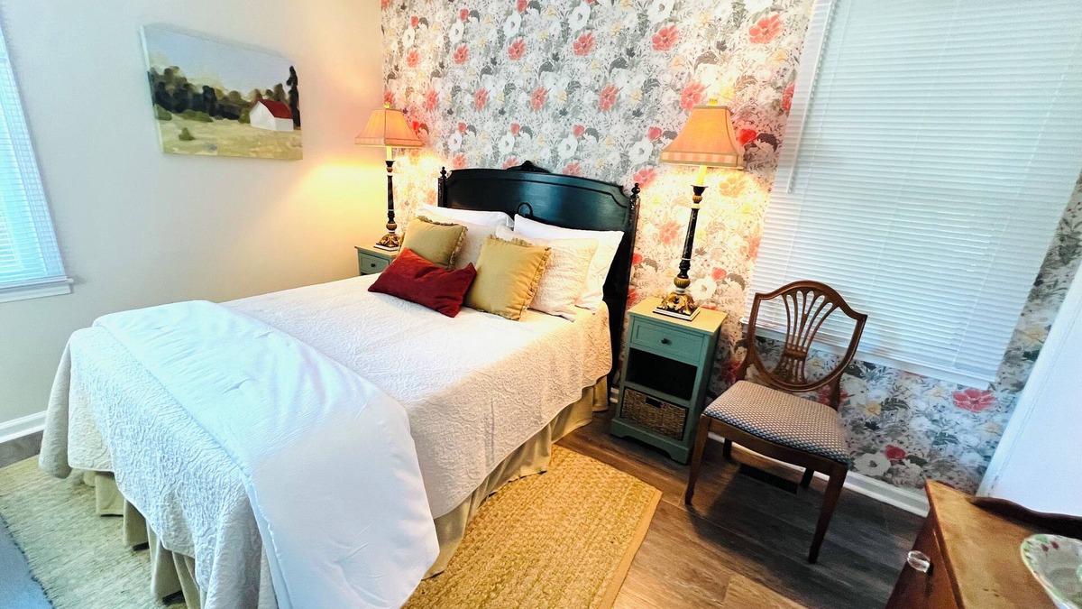 Buies Creek House | The Oasis. Cozy 3-bed house 1 mile to Campbell University. WiFi