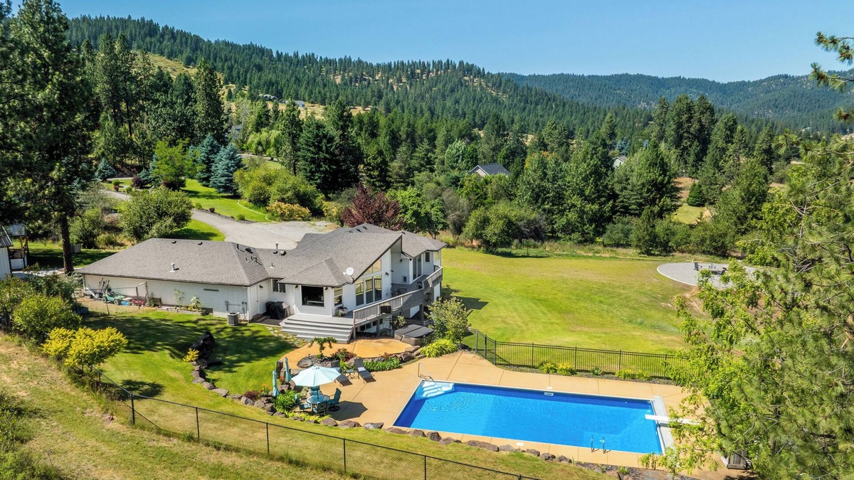 Mica House | The Oasis- Gorgeous acreage home w/heated pool/hot tub. King beds.