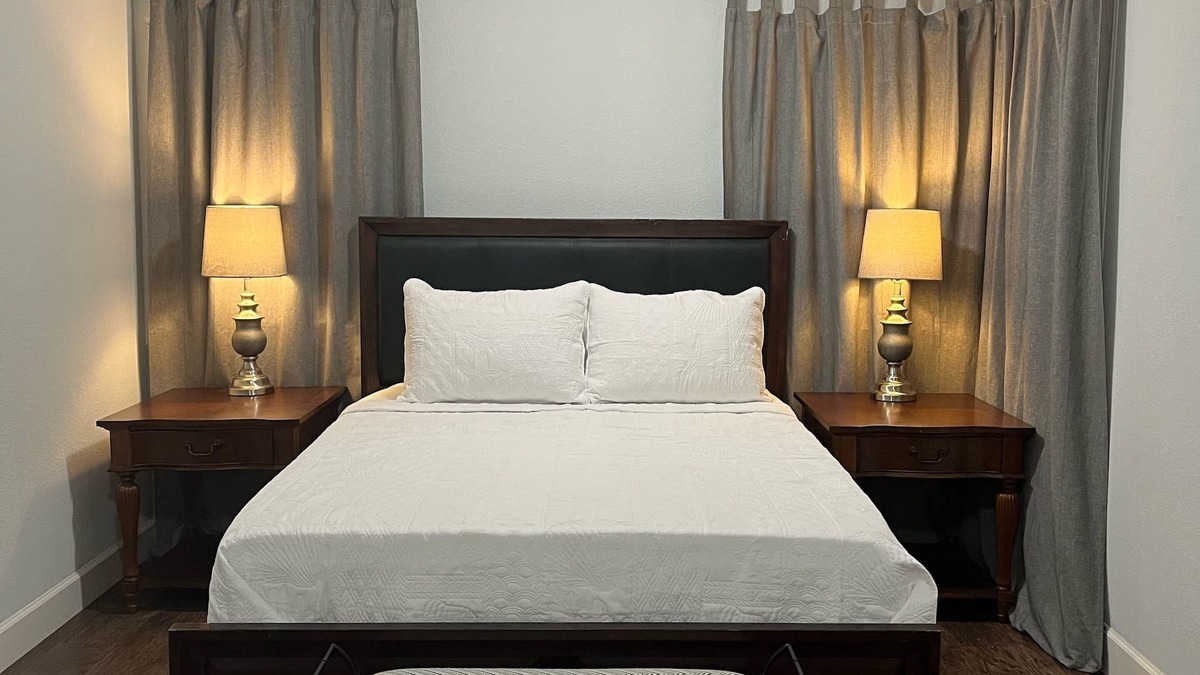 Murray Hill House | The Oasis in Murray Hill - Centrally Located- sleeps 8- WiFi-Cozy-Free Parking