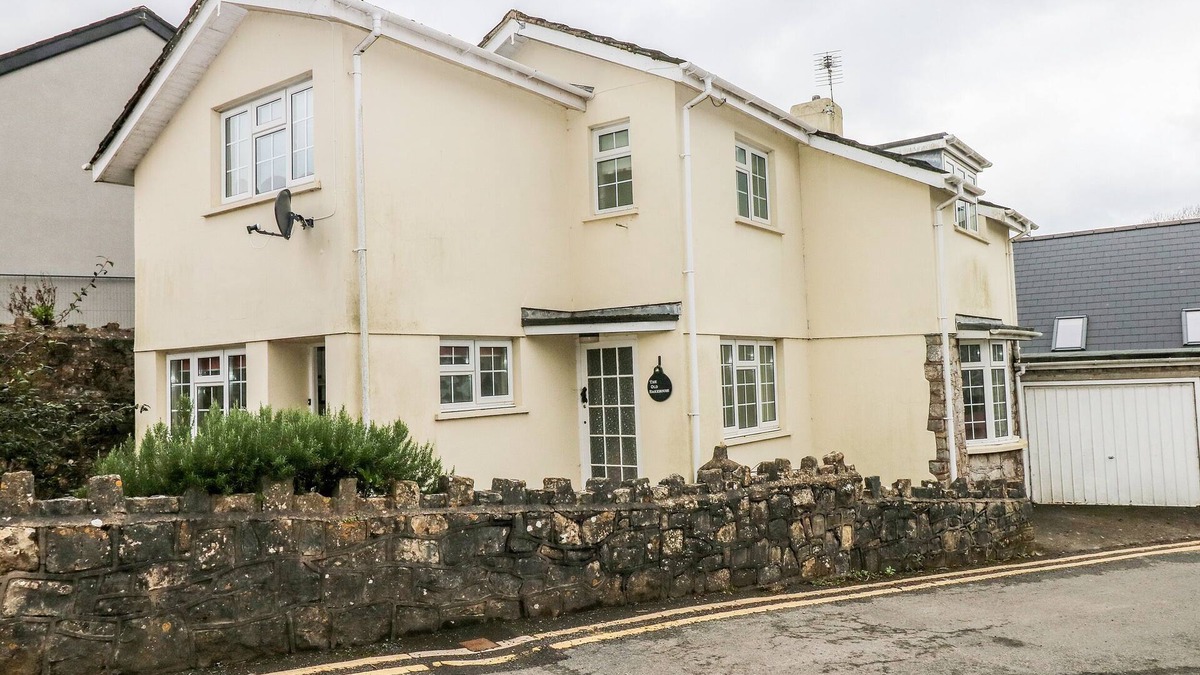 Vale of Glamorgan Cottage | THE OLD BAKEHOUSE, pet friendly, with a garden in Llantwit Major