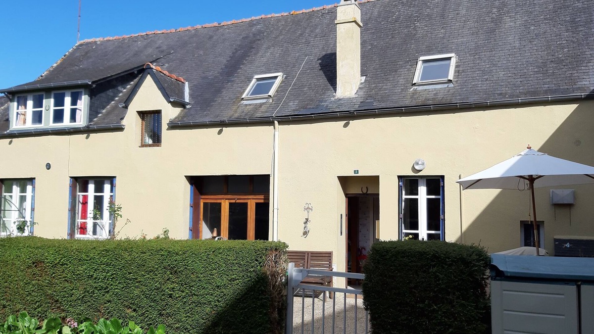Belle-Isle-en-Terre House | The Old Coach House.Central Village Detached Family/pet friendly Ground Flr dble
