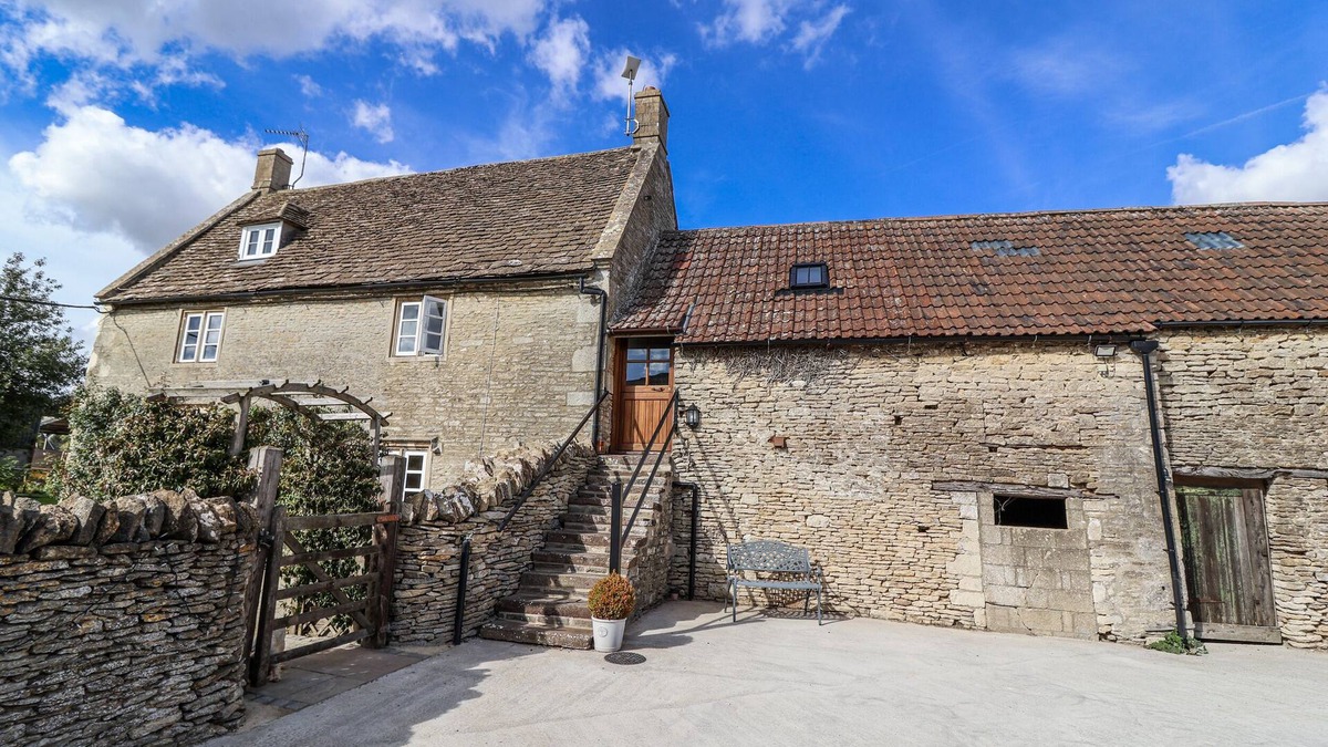 Nettleton Cottage | THE OLD DAIRY, romantic, with a garden in Acton Turville