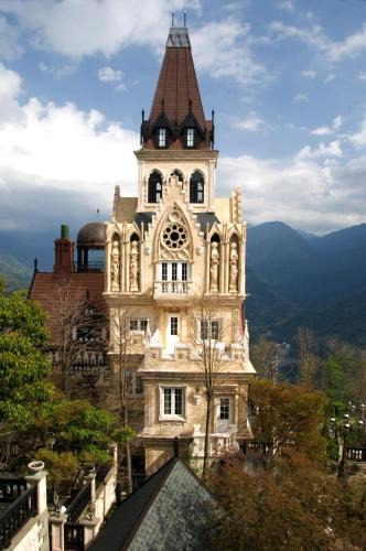 Ren'ai House | The Old England Manor