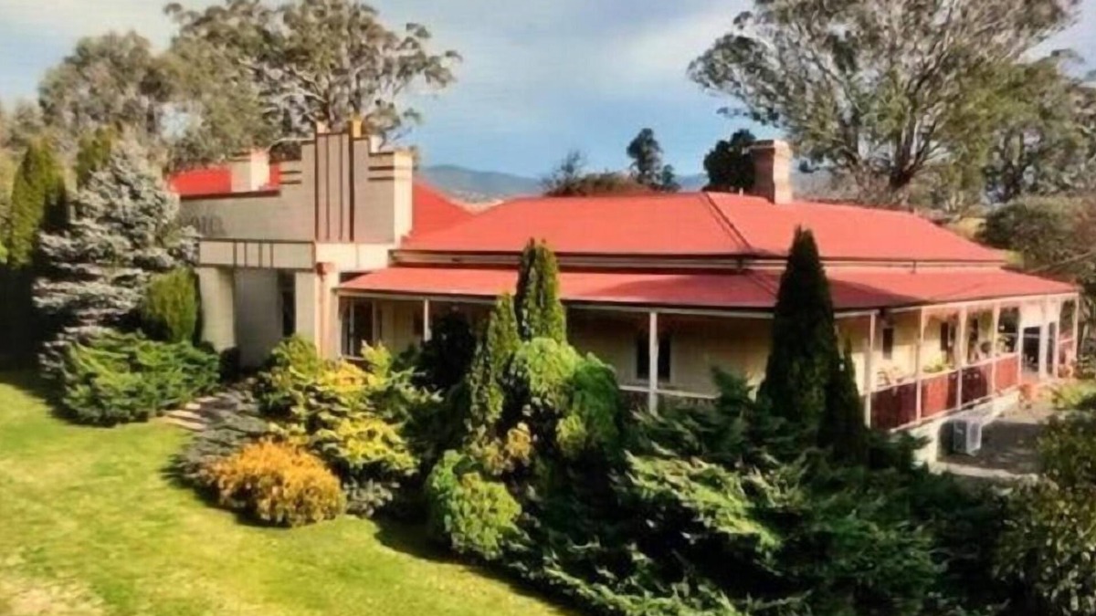 Great Alpine Valley House | The Old Ensay Hotel House