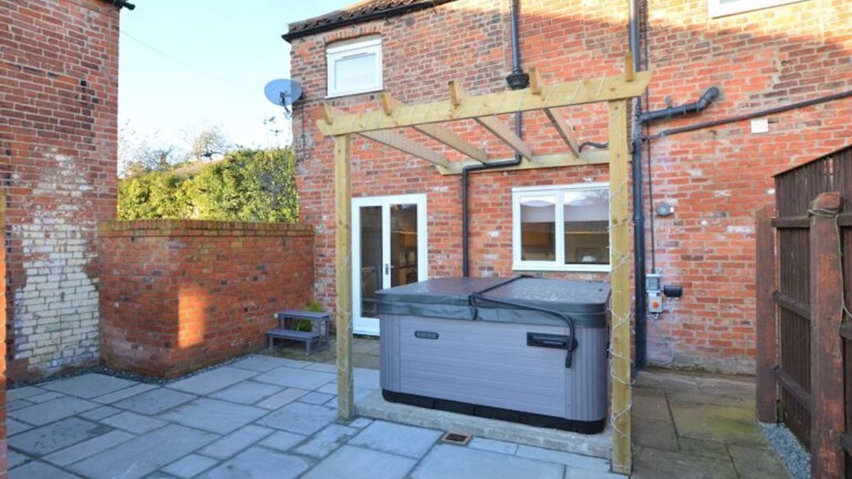 Wainfleet All Saints House | The Old Jolly Cottage with hot tub