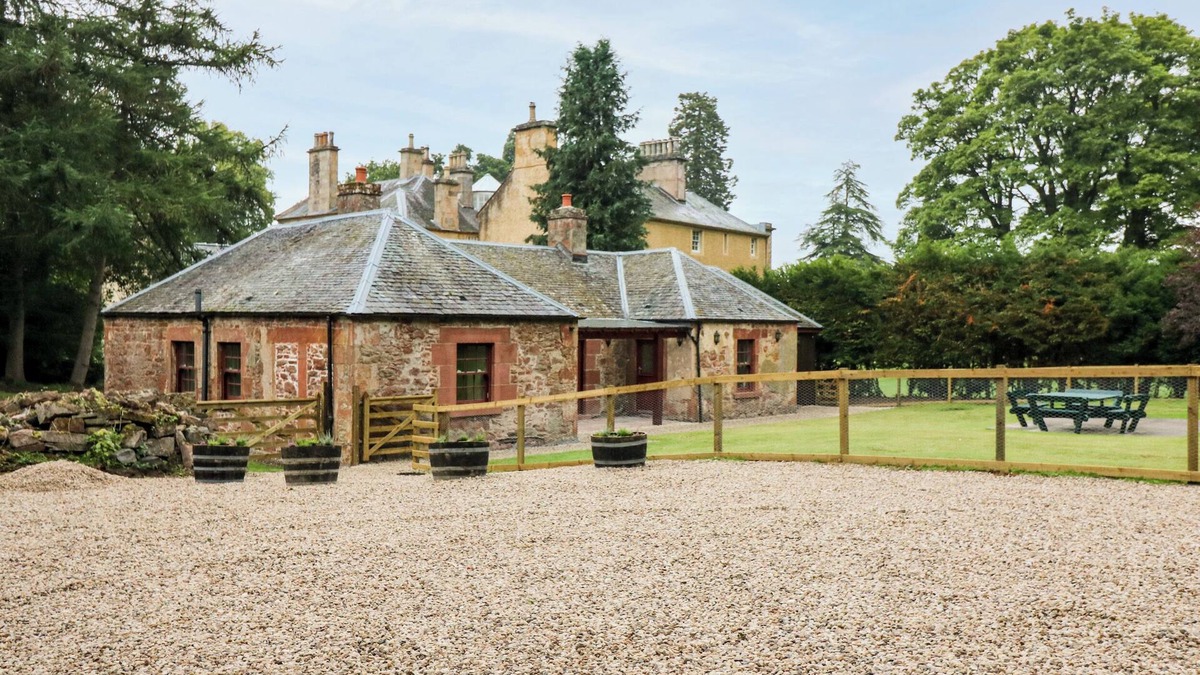 Aberargie Cottage | THE OLD LAUNDRY COTTAGE, pet friendly, with a garden in Perth