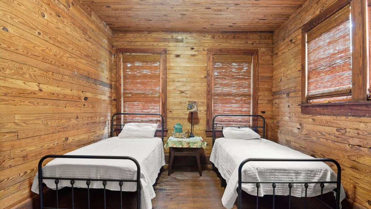 Clinton Bed & Breakfast | The Old Rist Hotel -A place where you can rest, relax, and recharge.
