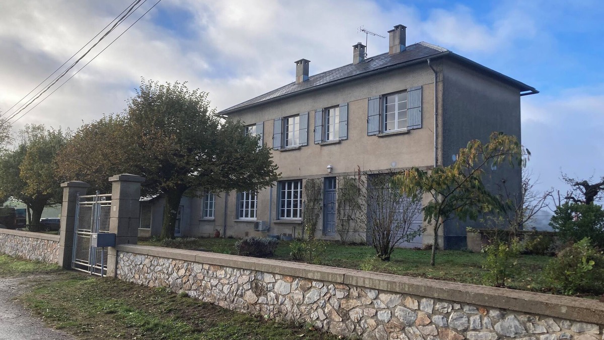 Montredon-Labessonnie Villa | "The old school" in authentic southern French village with high ceilings inside and out