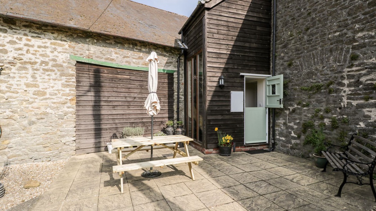 East Chelborough Cottage | THE OLD SCHOOL ROOM, character holiday cottage in East Chelborough