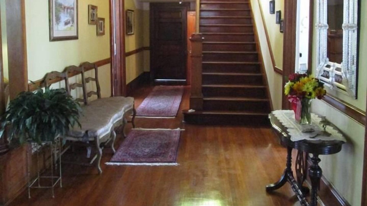 Alderson Bed & Breakfast | The Old Victorian Inn