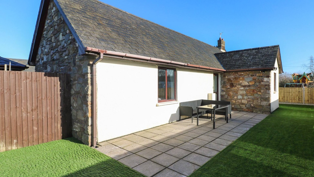 Draethen House | THE OLD WELL BUNGALOW - TY MAWR FARM, pet friendly in Cardiff
