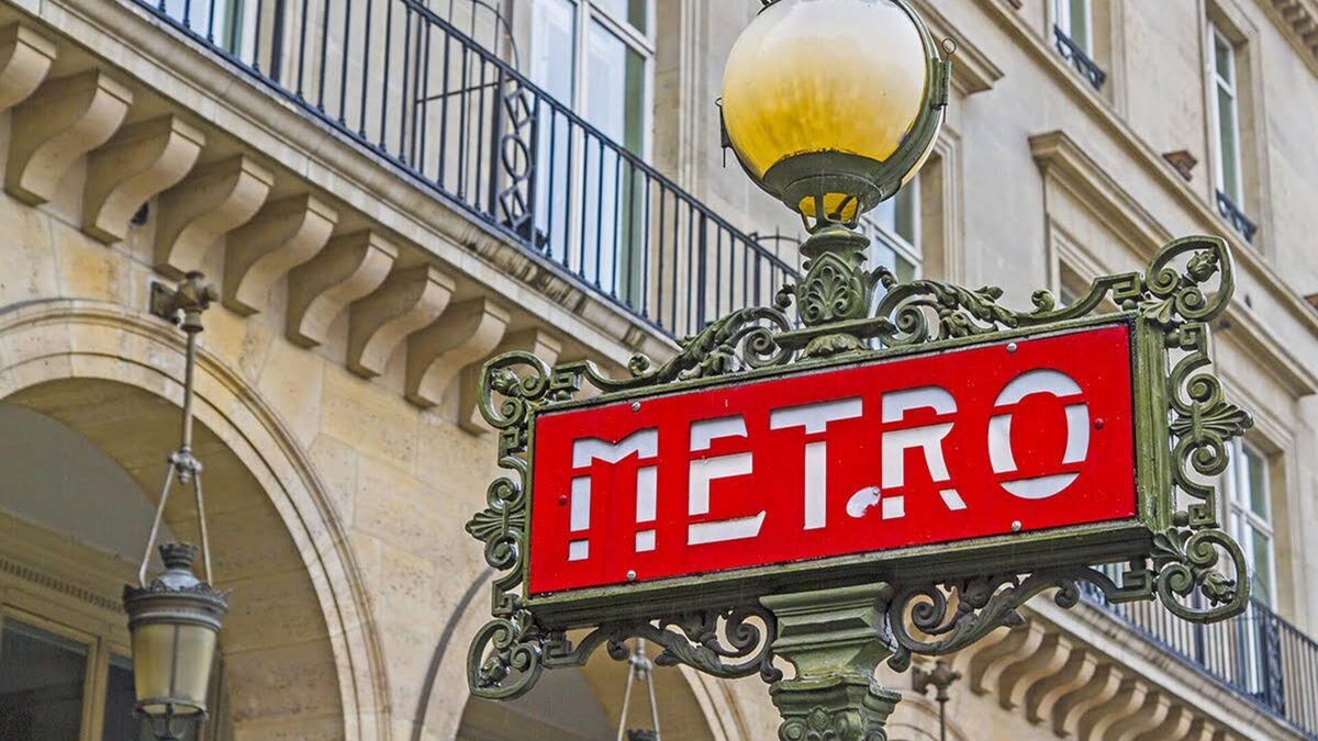 Saint-Merri Apartment | The old-world charm of Marais &its narrow cobblestone streets&hidden courtyards