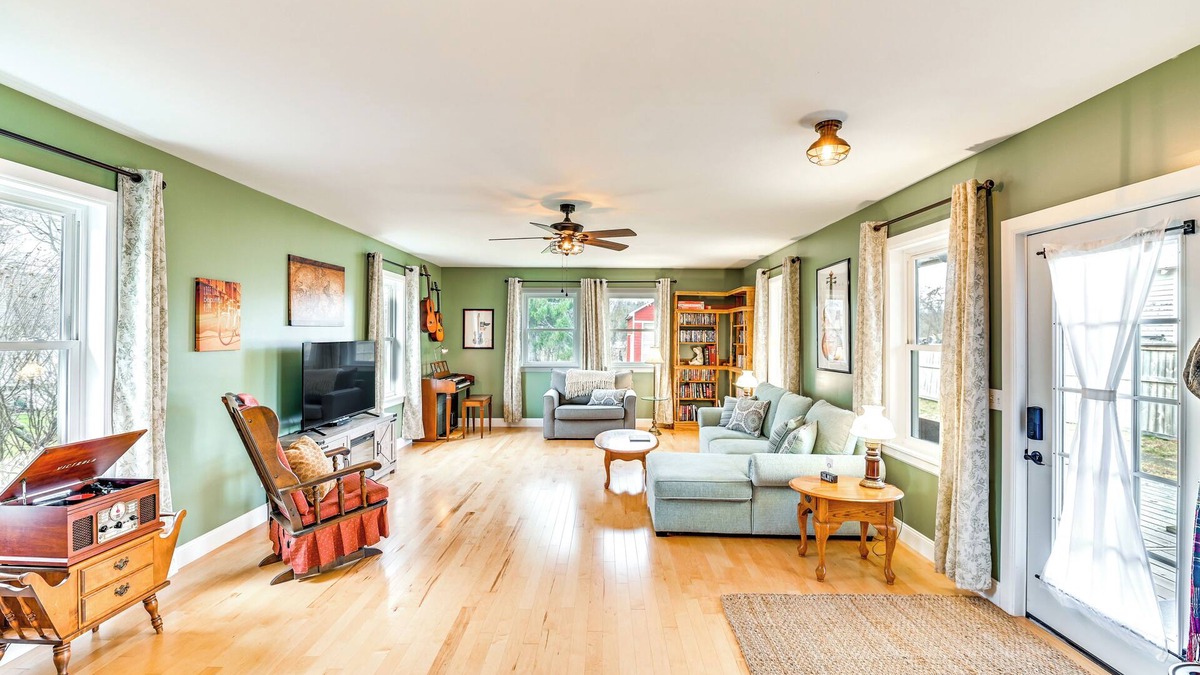 Westerlo House | 'The Olde Westerlo Village House' < 1/2 Mi to Park