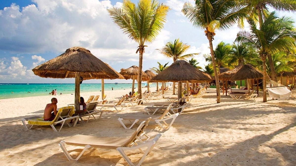 Tohoku Villa | The One Bedroom Deluxxe features one bedroom with a king-size bed and in-room TV