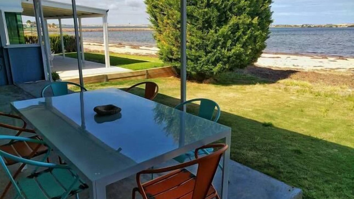 Port Broughton House | The Only white Beachfront House in pt Broughton - 3 Beds + spa PET Friendly