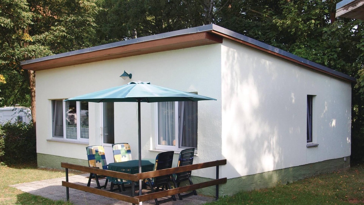 Brussow House | The open plot on which this solid and comfortably furnished vacation bungalow in Brandenburg stands