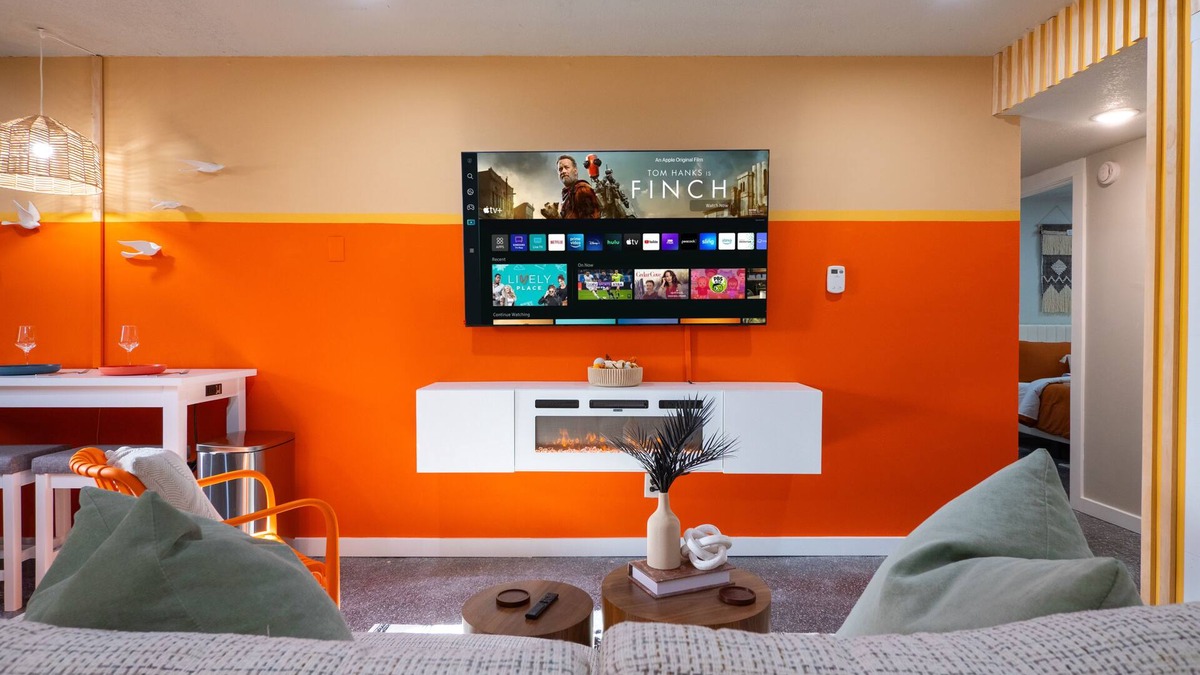 Lawrence Apartment | The Orange Lounge - 8 min to KU/Downtown