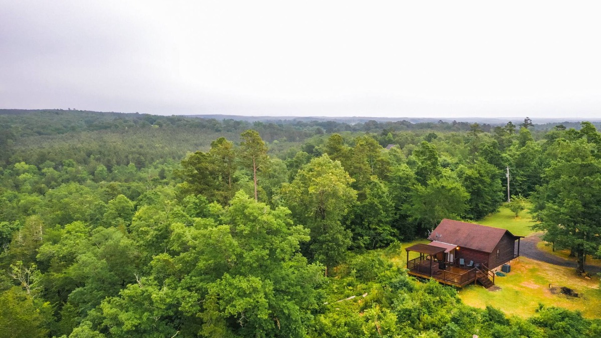 Smithville Cabin | The Ossi is a secluded couples cabin with panoramic mountain and sunset views!