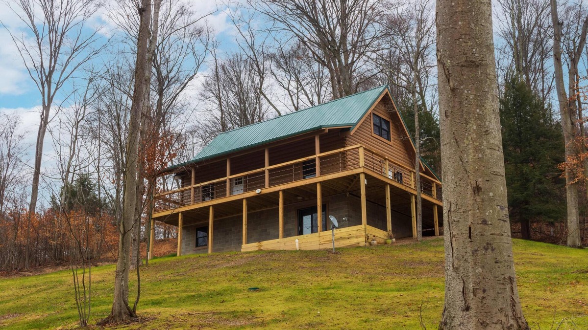 South Bloomingville Cabin | The Overlook - The Overlook at Pine Creek Cabins and Camping in Hocking Hills, just minutes from Hocking Hills State Park. A cozy, yet spacious, pet-friendly cabin perfect for a reset surrounded by nature! Book your getaway today