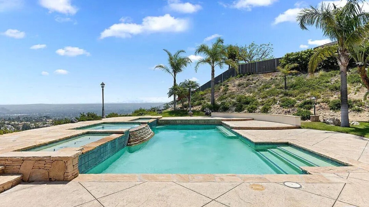 Los Angeles County Villa | The Overlook – 5BR - Movie Room- EV Charger- Hoops