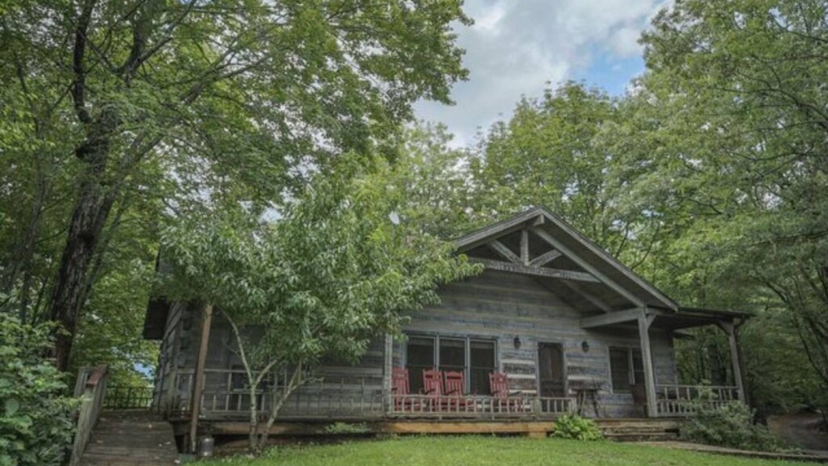 Springmaid Mountain Cabin | The Overlook - Sleeps 6