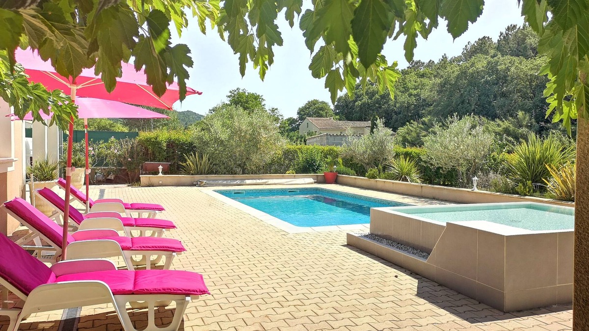 Saint-Paul-Trois-Chateaux House | The Provence cicada