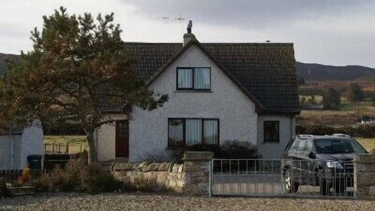 Brora House | The Paddock is by the 12th Tee of Brora GC and 100 yards from the beach