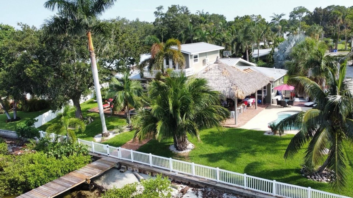 Palmetto House | The Palms - Manatee Riverfront Retreat With dockage.