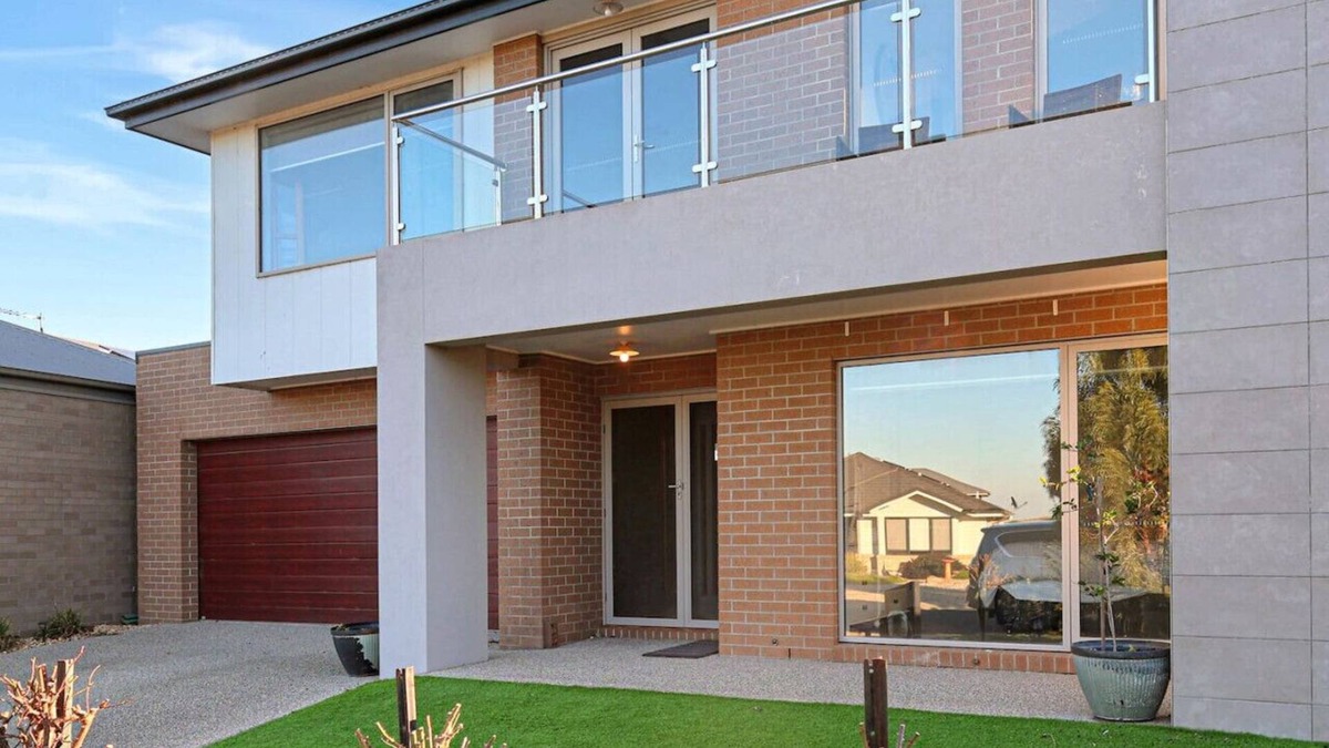 Portarlington House | The panorama retreat- sleeps 12, aircon, brand new