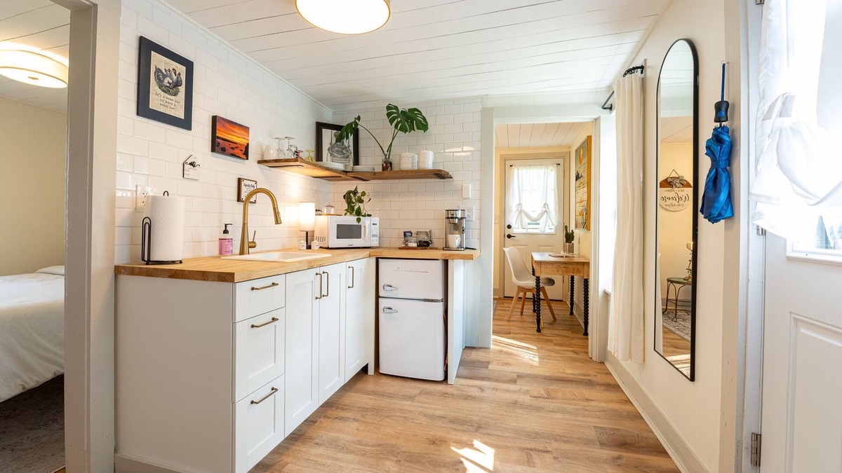 Youngstown Apartment | The Peach Door Annex for 2 - Safe, Quiet, Walkable In Youngstown, NY
