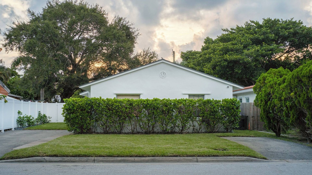 Lake Ridge House | 'The Peacock Bungalow' Near Fort Lauderdale Beach!