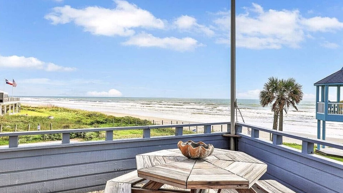 Pirates Beach House | The Pelican’s Nest- Beachfront Getaway