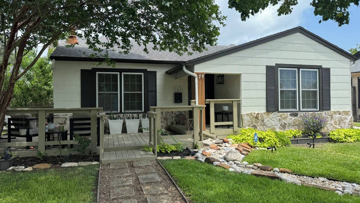 Del Mar House | The Perch on Morningside- Your Quiet Escape