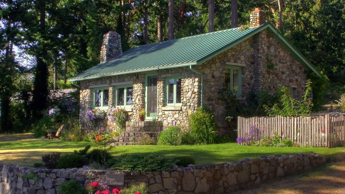 Bow Cottage | The Perfect Fall Getaway! Cozy water view cottage, near fun hikes & great dining